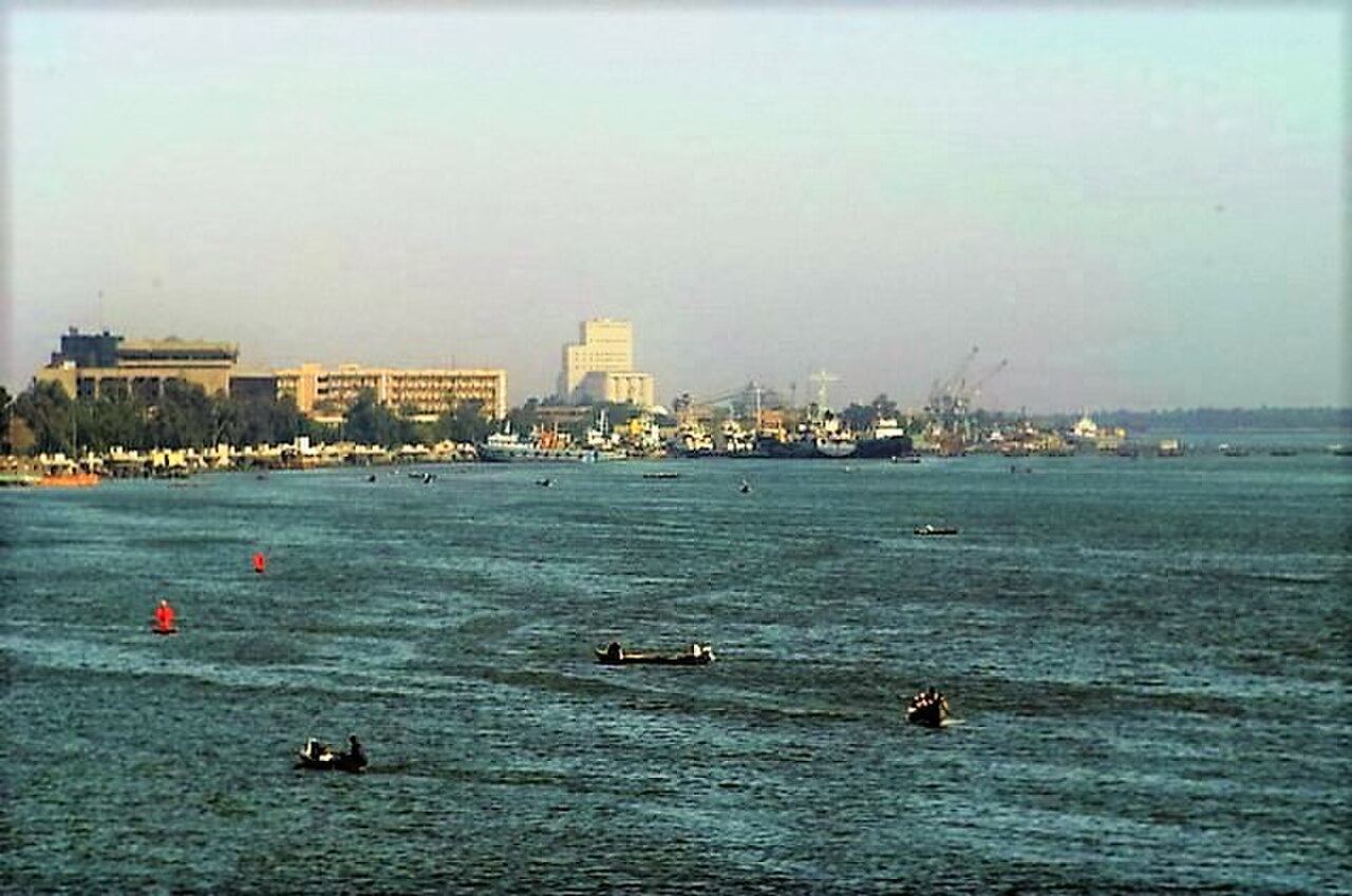 سفن ورافعات على ضفاف شط العرب في البصرة بالعراق