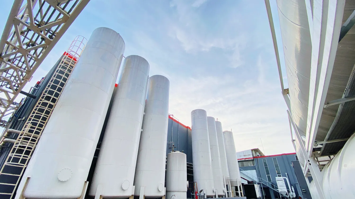 Ritver production plant with resin and solvent storage tanks